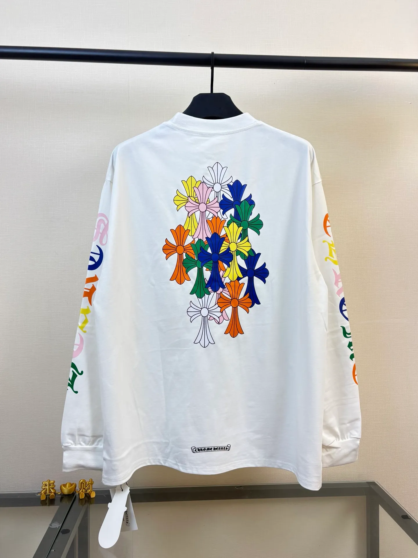 Style No.: DC # Chromo Heart 26SS Spring and Summer New Arrival Same Style Loose Version for Men and Women, Long Sleeves of Gram Double Yarn Pure Cotton, Imported Ribbing Machine, Double Threads on the Shoulders, Handmade Burst Beading Craftsmanship Size: S M L XL Color: Black White